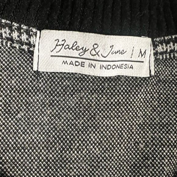 Vest by Hayley June | Top black and white | Sweater Vest - Picture 5 of 6